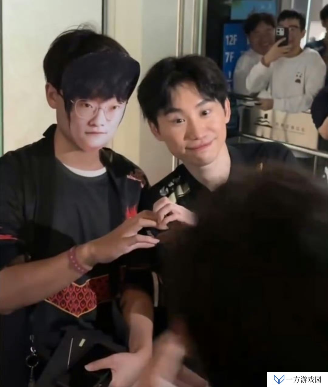 ????这节目效果谁学的来？Doinb与带着Tian面具的粉丝比心合影